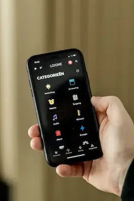 Gsm in de hand met de smart home app bediening open