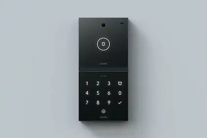 Loxone Intercom gecombineerd met NFC Code Touch in antraciet, een slimme videofoon oplossing voor veilige toegang via Kompanjonn