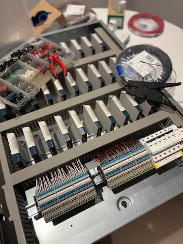 Gedetailleerd overzicht van logisch gerangschikte klemmenstroken in een Kompanjonn verdeelbord, klaar voor een snelle en foutloze aansluiting op de werf