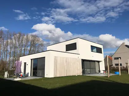 Een moderne witgepleisterde woning waarbij Kompanjonn de automatisering van de screens en zonwering heeft verzorgd voor een optimaal binnenklimaat