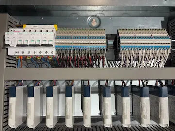 Horizontaal overzicht van een Kompanjonn verdeelbord met Schneider automaten, overzichtelijke klemmenstroken en modules voor huisautomatisatie